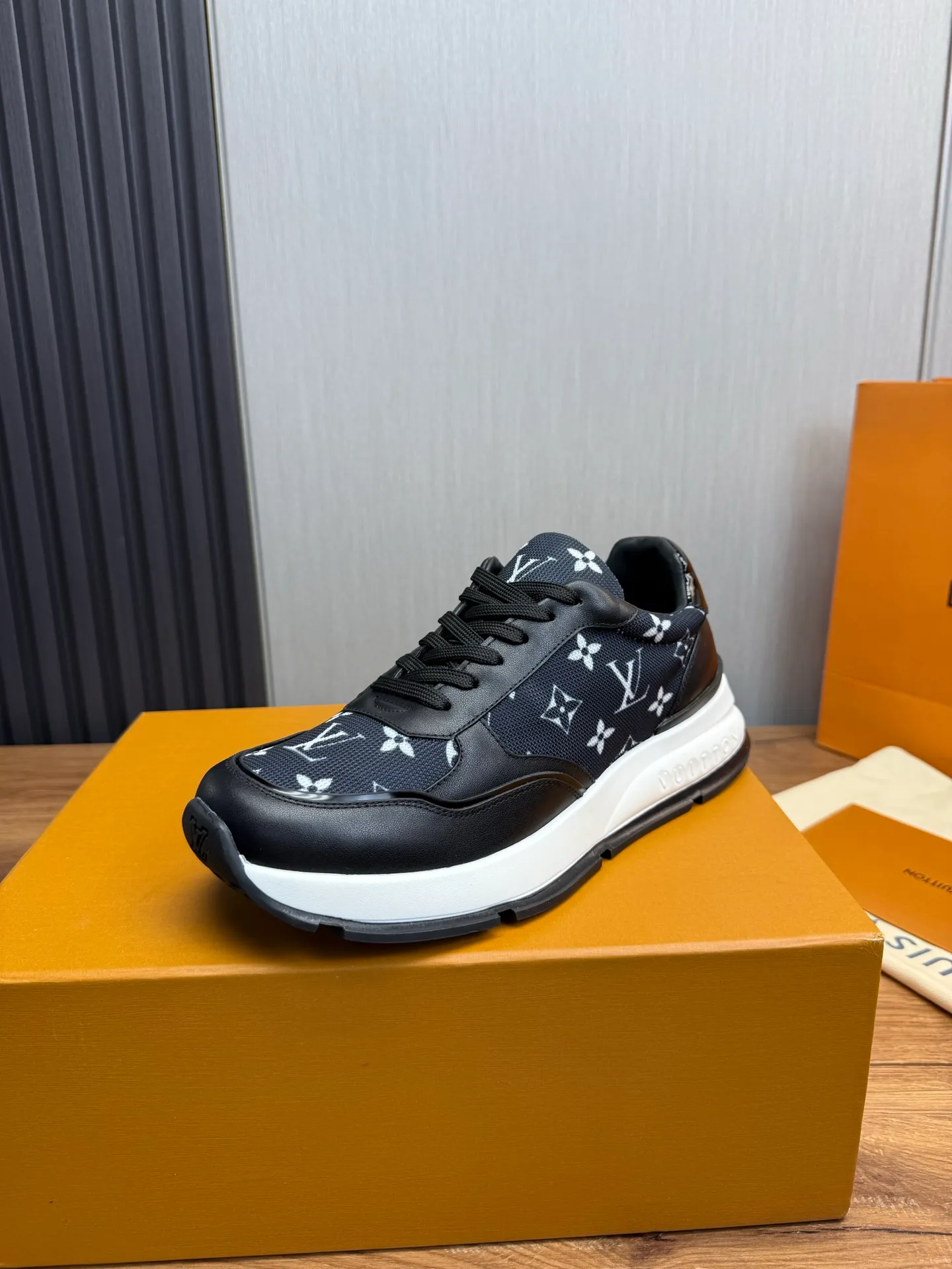 Men's shoes 💰800💰 LOUIS VUITTON [Luden Yiwei] Brand new trendy Lv is on the market 🎁, casual and fashionable men's shoes 👟Original 1:1 shipment✅ The upper is made of imported brand leather + cowhide lining, the original wear-resistant rubber outsole, the version is simple and elegant, exclusive for trendy men. 38-44 (customized at 38.45)
